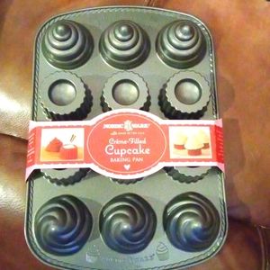 Nordic Ware vintage cream filled cupcake pan